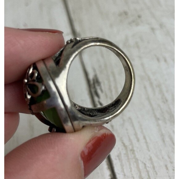 Floral Peace Ring Size 8 Green Stone Silver Tone Sz 7.5 - Picture 9 of 11